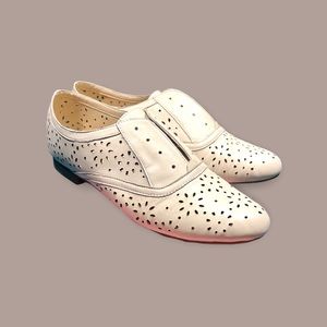 Woman’s Crown Vintage Ivory Shoes
